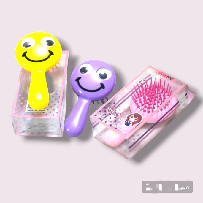 1 PC Comb/ BRUSH Smile (Random Color) Anti-Static Massage Combs Hair Accessories Cute Cartoon Princess Hair Plastic Hot Brush For Baby Girls Childrens