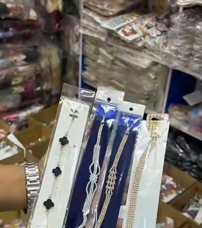 1KG Mixed Fashion Jewelry & Hair Accessories Bundle – 65–70 Pieces